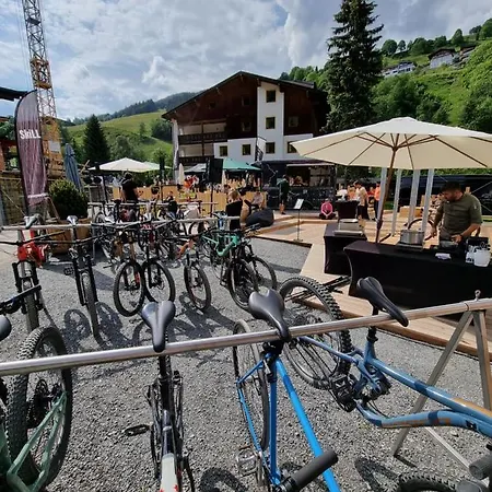 Skill Mountain - Und Bike Im Sommer Mit Joker Card Hostel Saalbach-Hinterglemm