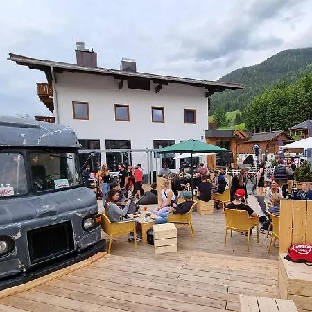 Skill Mountain - Und Bike Im Sommer Mit Joker Card Hostel *
