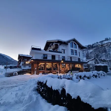 Skill Mountain - Und Bike Im Sommer Mit Joker Card Hostel *
