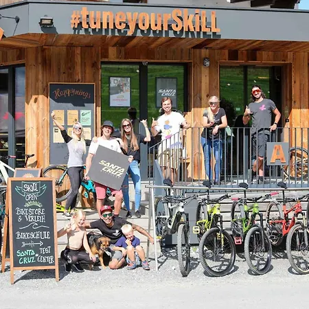 Skill Mountain - Und Bike Im Sommer Mit Joker Card Hostel *
