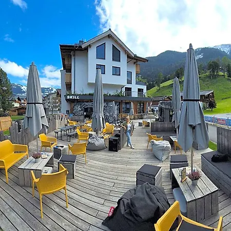 Skill Mountain - Und Bike Im Sommer Mit Joker Card Hostel *