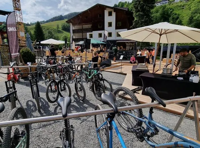 Skill Mountain - Und Bike Im Sommer Mit Joker Card Vandrerhjem Saalbach-Hinterglemm